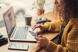 Leia mais sobre o artigo Pandemia faz triplicar número de brasileiros que compram produtos domésticos pela internet