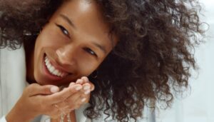 Leia mais sobre o artigo Brasileiras preferem produtos de beleza com fórmulas naturais, revela pesquisa