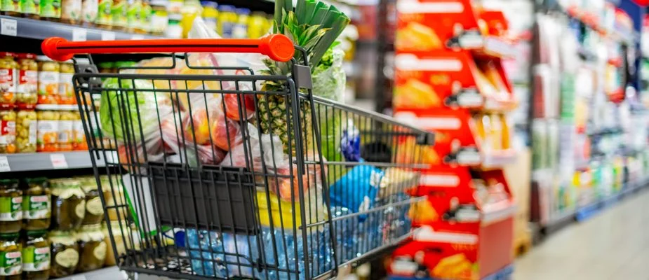 No momento, você está visualizando Brasileiro reduz frequência de compras e mantém produtos premium no carrinho