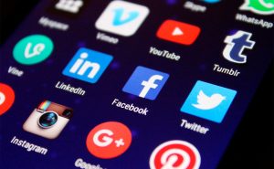 Leia mais sobre o artigo Brasileiros usam a internet principalmente para acessar redes sociais