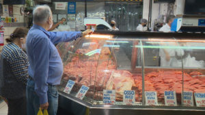 Leia mais sobre o artigo Consumo de carne diminui – Brasileiros reduzem compra de alimentos