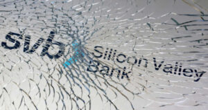 Leia mais sobre o artigo <strong>Empresas brasileiras são afetadas pela quebradeira de bancos dos EUA</strong>