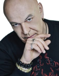 Leia mais sobre o artigo Givenchy Parfums e Nicolas Degennes põem fim á colaboração de 20 anos.