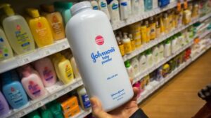 Leia mais sobre o artigo Johnson & Johnson propõe acordo de 8,9 bilhões de dólares para resolver processos sobre o seu pó de talco