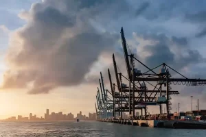 Leia mais sobre o artigo Justiça dos EUA rejeita qualquer adiamento dos reembolsos relativos às tarifas de importação anuladas