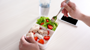 Leia mais sobre o artigo Mais pessoas estão comprando alimentos nos supermercados para fazer a marmita