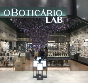 Leia mais sobre o artigo O Boticário abre nova flagship e veste funcionários com uniformes sustentáveis