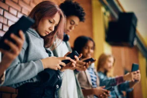 Leia mais sobre o artigo O parlamento francês proíbe redes sociais para menores de 15 anos