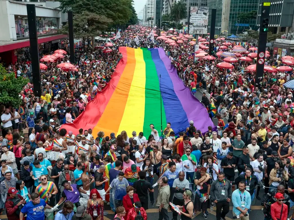 No momento, você está visualizando Da autoexpressão à inovação: a influência da comunidade LGBTQIAPN+ na indústria da beleza