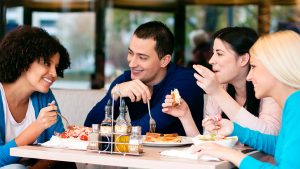 Leia mais sobre o artigo Na contramão global, Brasil retrai consumo fora do lar