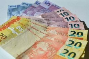 Leia mais sobre o artigo Pandemia faz com que 3 em cada 4 brasileiros reduzam gastos pessoais