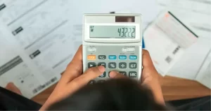 Leia mais sobre o artigo Com Dívida, mas Otimista – 4 em cada 10 brasileiros vão começar ano com dívidas