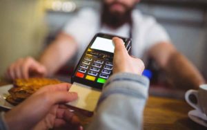 Leia mais sobre o artigo Com nova MP, comprar itens de higiene com o ticket alimentação pode gerar multas para o trabalhador e para o comércio