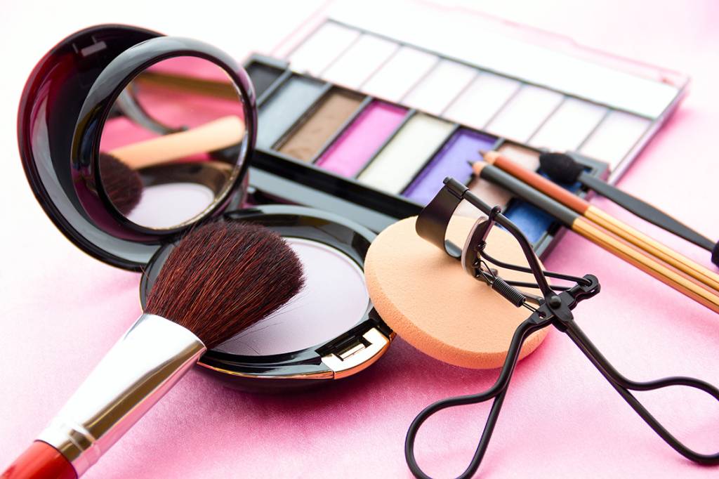 Leia mais sobre o artigo Apesar do boom do e-commerce, maioria compra cosméticos presencialmente