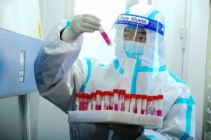 Leia mais sobre o artigo China tem novo surto de Covid e revê estratégias