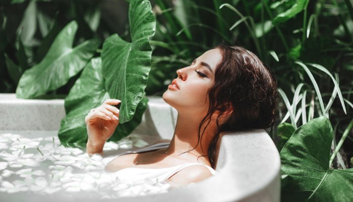 Leia mais sobre o artigo Lavagem sem água e banho selvagem: as principais tendências de beleza para 2022