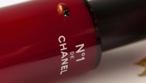 Leia mais sobre o artigo Chanel lança N°1, linha de beleza com produtos naturais e embalagens ecológicas