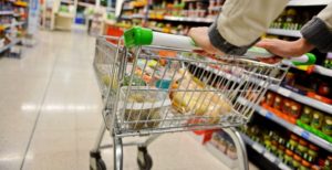 Leia mais sobre o artigo Busca por produtos menores. Consumo no lar registra queda de 5%, diz Kantar