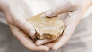 Leia mais sobre o artigo Nova lei isenta cosméticos e perfumes artesanais de registro na Anvisa