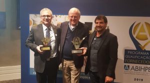 Leia mais sobre o artigo Vollmens recebe troféu do programa de qualificação de fornecedores ABIHPEC e empresa destaque 2019